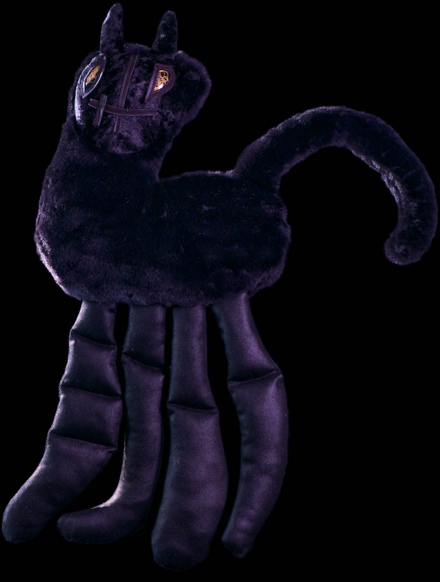 Dessin de mémoire Schématique Dessin de Nicolas Baier Âge : 4 ½ ans Dimensions : 43 cm x 28 cm  Peluche et coton noir / Drawn from memory Schematic From a drawing by Nicolas Baier Age: 4 ½  Dimensions: 43 x 23 cm Plush and cotton in black