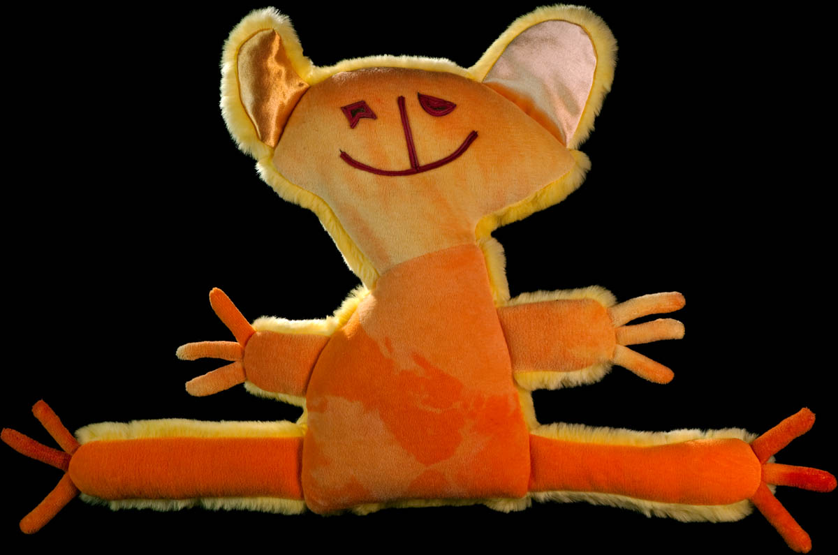 Pré-schématique Le rabattement des pattes de l’ourson vu de face, Dessin de Melissa Gencher, Âge : 4 ans, Dimensions : 30 cm x 54 cm, Peluche, satin, et dégradé sur velours de coton / Pre-schematic drawing, Frontal view of a bear, legs splayed out, Drawing by Melissa Gencher, Age: 4, Dimensions: 30 x 54 cm, Plush and satin on cotton velour