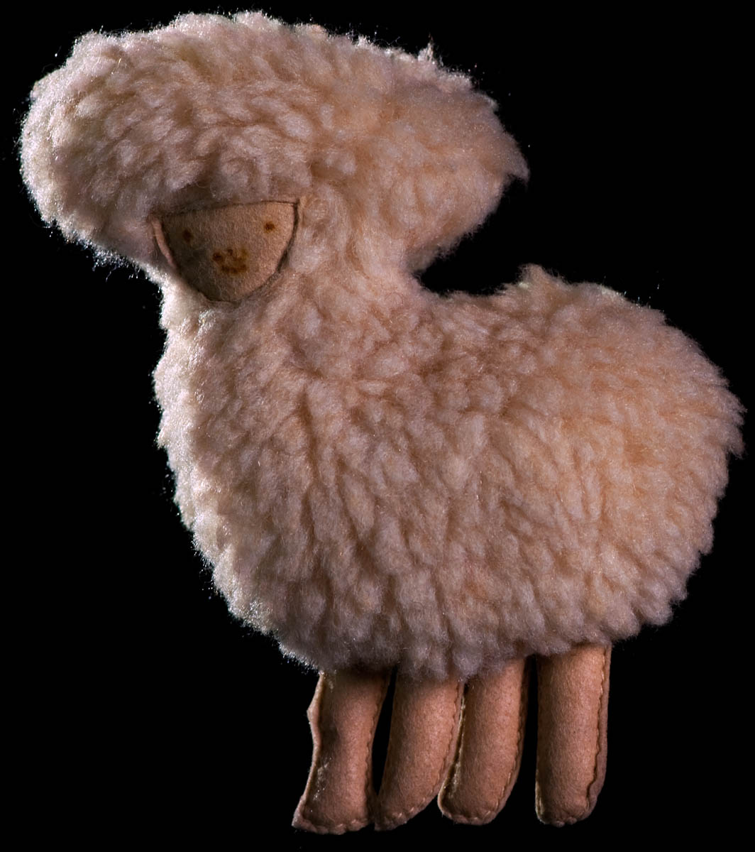 Dessin d’observation à la ferme. L’enfant sait compter et dispose les pattes en alignement sous le corps. Tout est au même plan.  Ces moutons miniatures sont conçus pour les enfants âgés de 3 ans et plus Dessin de Nicolas Baier Âge : 5 ans. Dimensions : 13 x 13 cm  Observation on the farm.  The child can count, but has no  understanding of depth. Everything is on the same plane.   The four legs are in a line under the body. These miniature sheep are intended for children 3 and up. Drawing by Nicolas Baier Age: 5 Dimensions: 13 x 13 cm