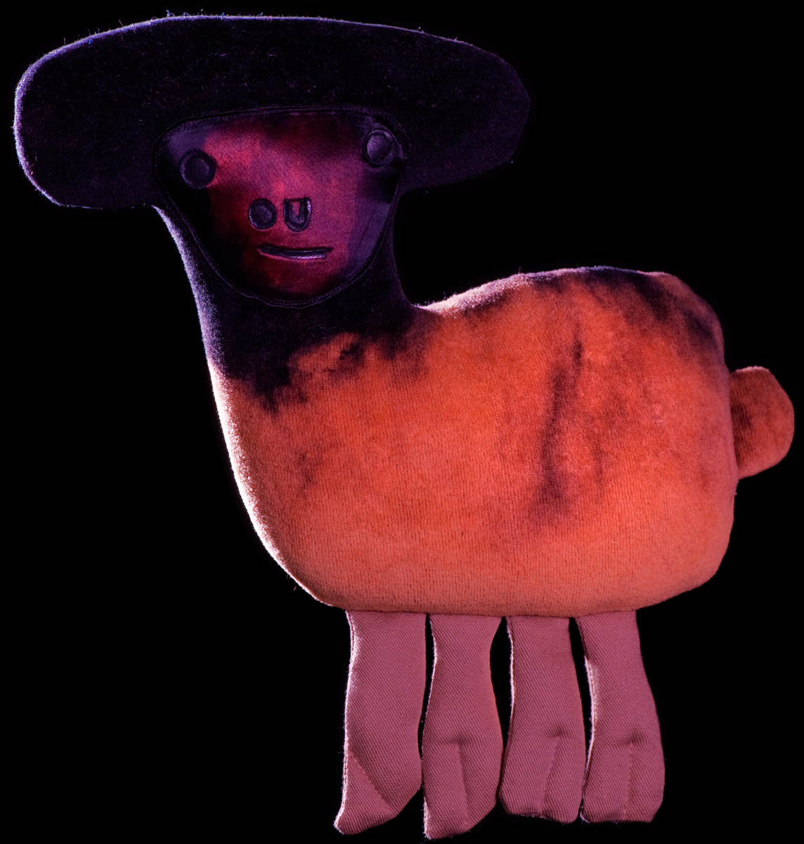 Dessin d’observation à la ferme. L’enfant sait compter et dispose les pattes en alignement sous le corps. Tout est au même plan. Dessin de Nicolas Baier  Âge : 5 Dimensions : 25 cm x 25 cm  Couleurs variées en dégradés,  sur ratine de velours.  Observation on the farm.  The child can count, but has no  understanding of depth. Everything is on the same plane. The four legs are in a line under the body. Drawing by Nicolas Baier Age: 5 Dimensions: 25 x 25 cm Varied colours in terrycloth