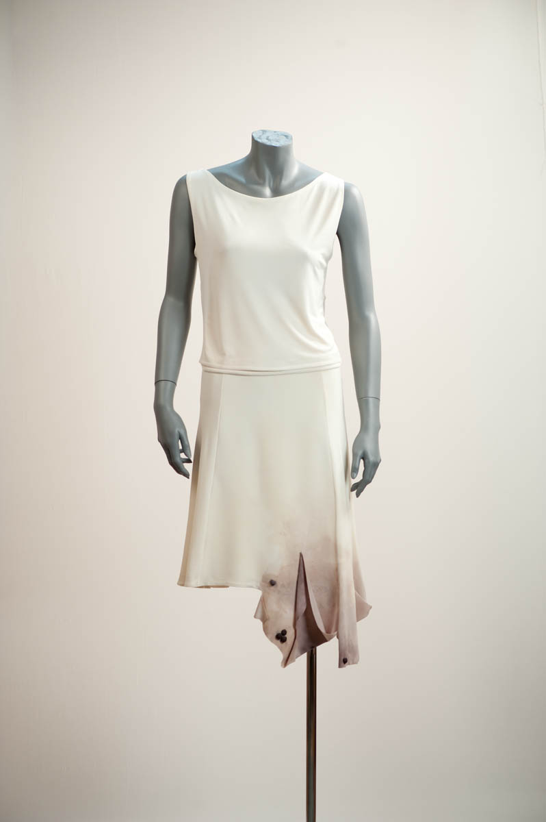 Jupe en lycra ivoire taché de vin avec petits raisins en tissus rembourré, le corsage est neutre, couleur ivoire  / Lycra skirt in ivory stained with wine, with small upholstered grapes sewn on. The top is neutral, colour ivory.
