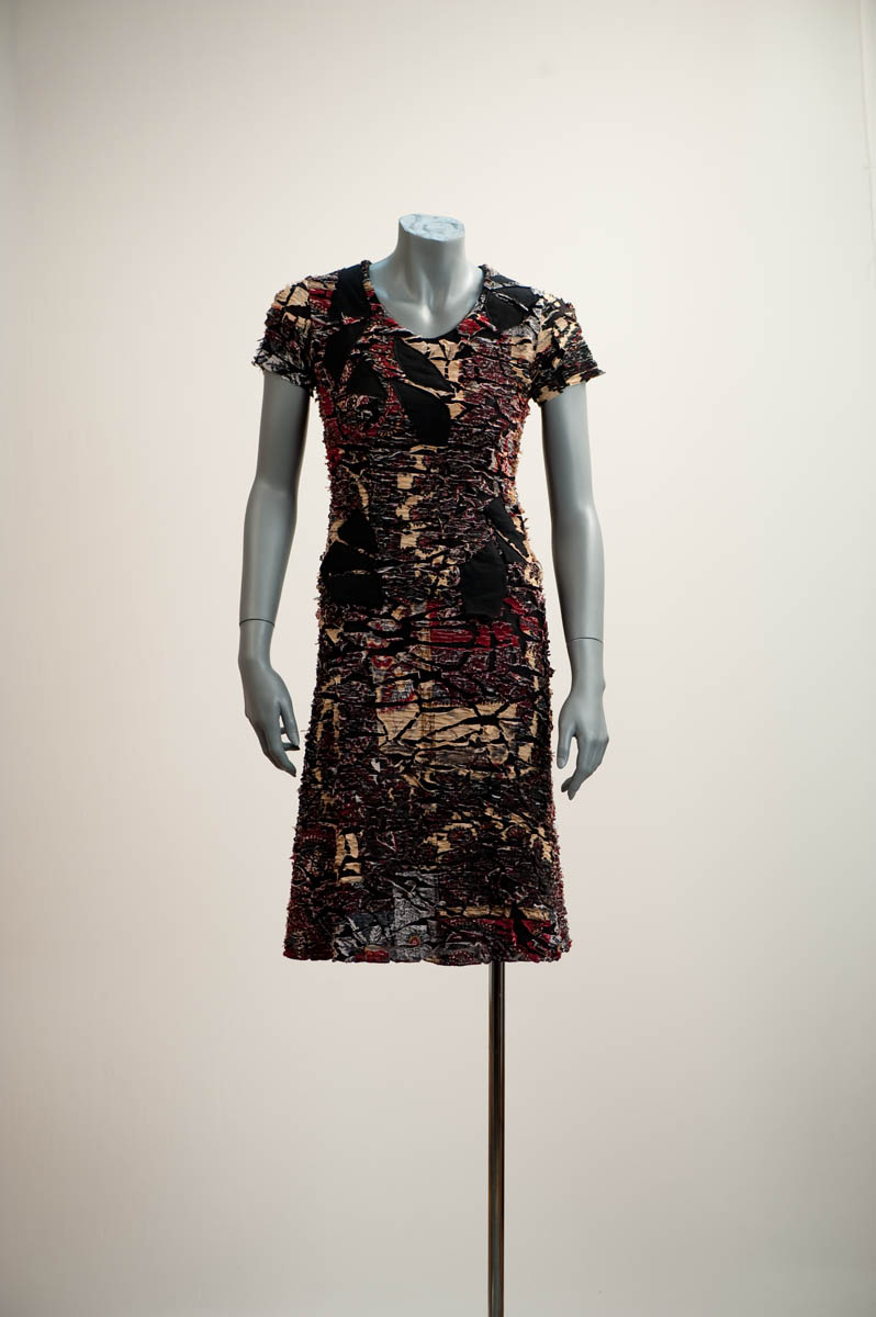 Corsage et jupe en lycra fendillé accidentellement par le surchauffage d’une presse industrielle. Couleurs sur le marché / Top and skirt in lycra cracked by an overheated textile press. Colours vary according to availability