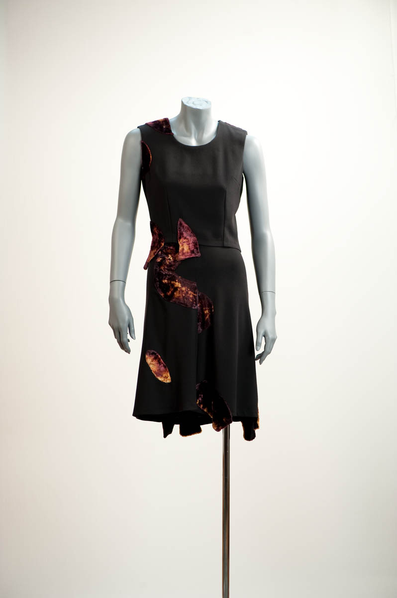 Corsage et jupe en jersey polyester crêpé. Des taches en formes de larmes cousues se répandent aux bas des corsages et jupe. Flottement de tâches dans l’espace textile. Taches colorées sur fond noir / Black skirt and top in crimped polyester jersey. Tears of fabric fall from the hems of both pieces.  Colour: “tears” of different colours on black