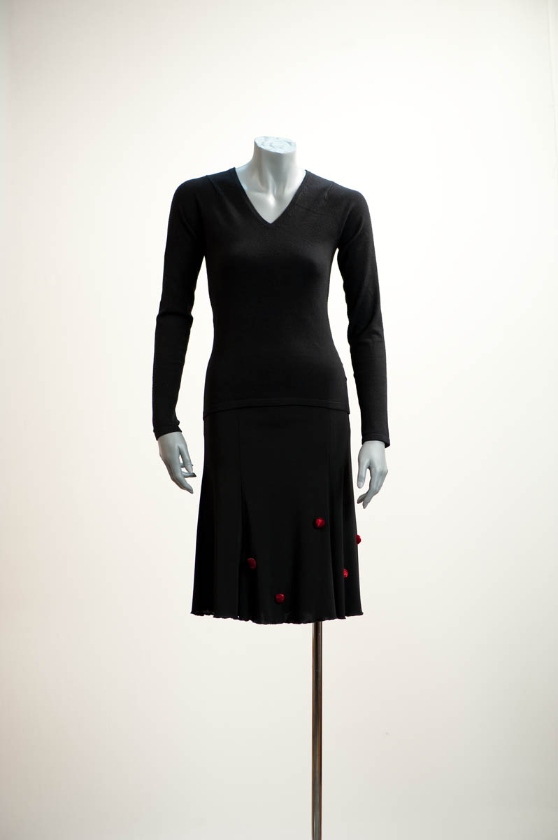 Jupe et corsage en jersey polyester noir sur lesquels sont cousus de petits points en reliefs rouge feu, des lucioles d’été sur un ciel de tissu / Little fiery red points in relief are applied to a skirt and top in black jersey polyester, evoking fireflies against the night sky