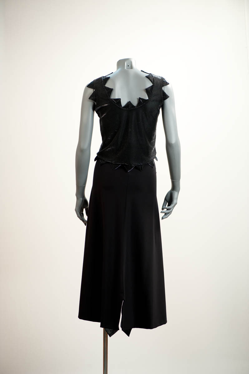Alignement de petits bateaux pliage autour des encollures, des emmanchures et des bas de corsages et jupes. Les corsages sont en tricot ou lycra et la jupe en lycra de différentes longueurs. Couleur des corsages: blanc, noir, argenté Couleur de la jupe: noir / the tops and skirts. Tops in knit or lycra, and skirts, of varying lengths, in lycra.Colours of tops: white, black, silver sheen. Colour of skirt: black