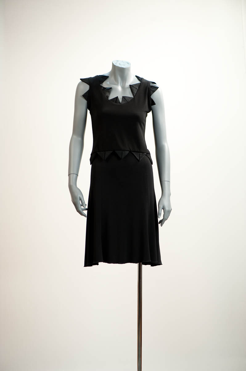 Alignement de petits bateaux pliage autour des encollures, des emmanchures et des bas de corsages et jupes. Les corsages sont en tricot ou lycra et la jupe en lycra de différentes longueurs. Couleur des corsages: blanc, noir, argenté Couleur de la jupe: noir / the tops and skirts. Tops in knit or lycra, and skirts, of varying lengths, in lycra.Colours of tops: white, black, silver sheen. Colour of skirt: black