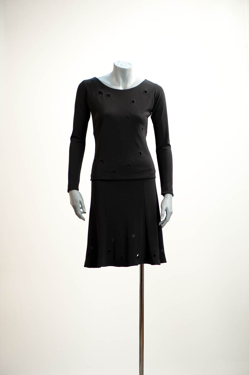 TrouéeCorsage et jupe en jersey polyester crêpé, offre une série de trous sur les dos du corsage et de la jupe vers le bas. Couleur: noir /To rescue a top from a clumsy slice of the scissors, more cuts have been made, this time deliberately. Top and skirt in crimped polyester jersey, with a series of holes in the back of the top and at the bottom of the skirt.  Colour: black 