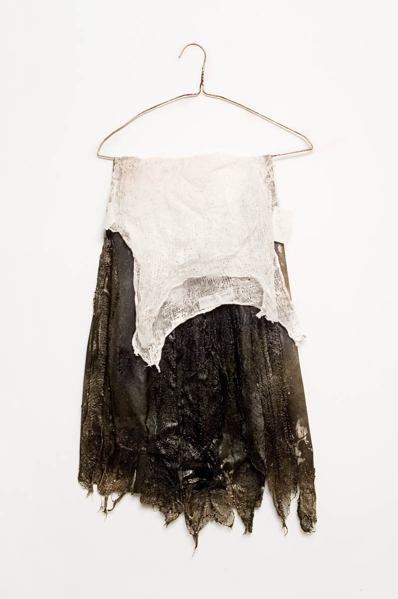 Coton filet et goudron / Muslin and tar (2005) 100 cm x 40 cm