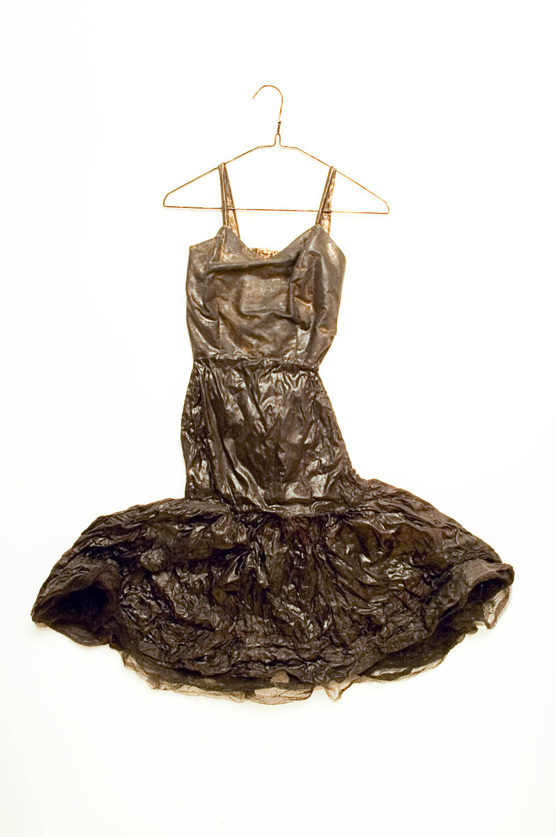 Soie noircie encollée / Pasted blackened silk (2004) 116 cm x 98 cm